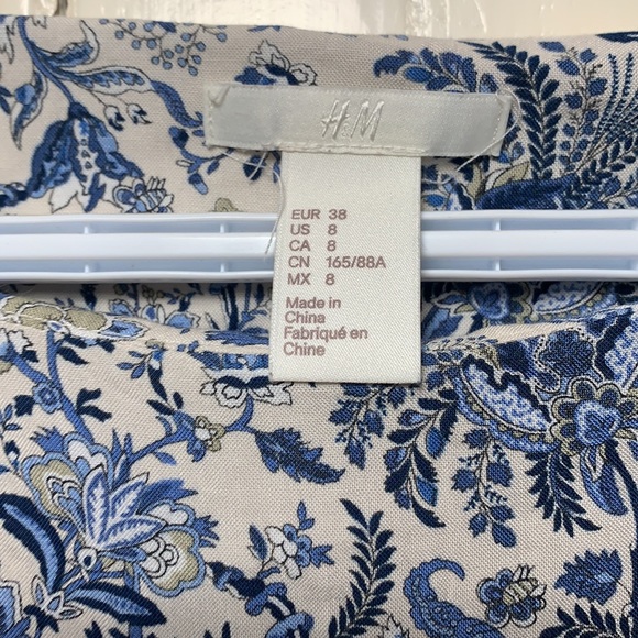 H&M floral cotton dress with cold should style sleeves that tie. - Picture 2 of 4